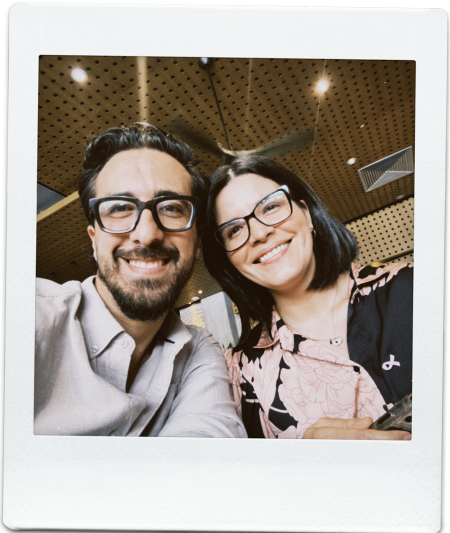 Dica y Mauro sonriendo en una foto instantánea
